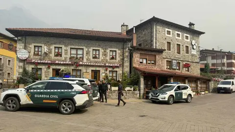 Unas 200 personas permanecen en Posada de Valdeón y sus pedanías negándose a abandonar sus casas pese al avance de un incendio que ya rodea la zona por varios frentes. “El pueblo es nuestra tierra y nuestra vida y lo vamos a defender hasta el final”, advierten.