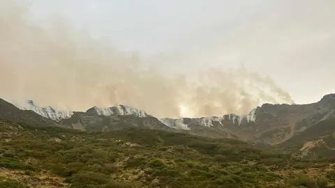 Unas 200 personas permanecen en Posada de Valdeón y sus pedanías negándose a abandonar sus casas pese al avance de un incendio que ya rodea la zona por varios frentes. “El pueblo es nuestra tierra y nuestra vida y lo vamos a defender hasta el final”, advierten.