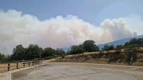 Unas 200 personas permanecen en Posada de Valdeón y sus pedanías negándose a abandonar sus casas pese al avance de un incendio que ya rodea la zona por varios frentes. “El pueblo es nuestra tierra y nuestra vida y lo vamos a defender hasta el final”, advierten.