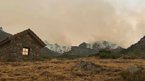 Unas 200 personas permanecen en Posada de Valdeón y sus pedanías negándose a abandonar sus casas pese al avance de un incendio que ya rodea la zona por varios frentes. “El pueblo es nuestra tierra y nuestra vida y lo vamos a defender hasta el final”, advierten.