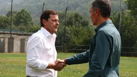 Pedro Sánchez, este domingo visitando los efectos del fuego de Orallo en León. Foto: Pool Moncloa