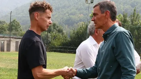 Pedro Sánchez, este domingo visitando los efectos del fuego de Orallo en León. Foto: Pool Moncloa
