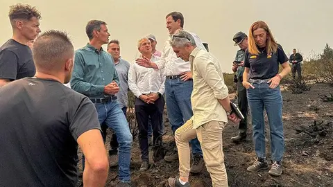 El presidente de la Junta, Alfonso Fernández Mañueco, conversa con el presidente del Gobierno este domingo en Orallo. Foto: JCyL