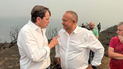 El presidente de la Junta, Alfonso Fernández Mañueco, conversa con el presidente de la Diputación de León este domingo en Orallo. Foto: JCyL