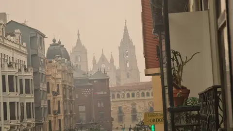 La capital leonesa se encuentra cubierta por una densa nube provocada por los incendios forestales que avanzan por la provincia | La Junta mantiene activa la alerta por contaminación y pide limitar la actividad al aire libre
