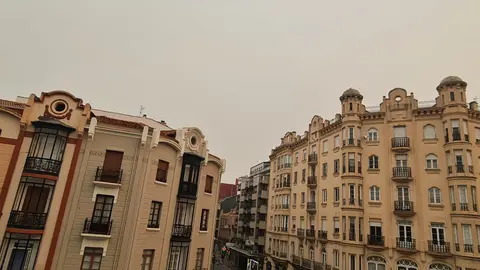 La capital leonesa se encuentra cubierta por una densa nube provocada por los incendios forestales que avanzan por la provincia | La Junta mantiene activa la alerta por contaminación y pide limitar la actividad al aire libre