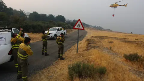 Cuadrillas desplazadas a San Cristóbal de Valdueza (León), para el incendio que afecta a varias pedanías de Ponferrada. Foto: César Hornija.