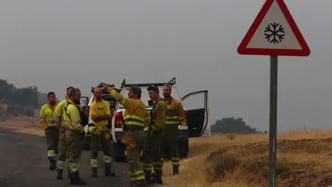 Cuadrillas desplazadas a San Cristóbal de Valdueza (León), para el incendio que afecta a varias pedanías de Ponferrada. Foto: César Hornija.