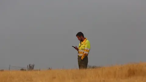 Cuadrillas desplazadas a San Cristóbal de Valdueza (León), para el incendio que afecta a varias pedanías de Ponferrada. Foto: César Hornija.