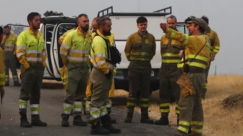 Cuadrillas desplazadas a San Cristóbal de Valdueza (León), para el incendio que afecta a varias pedanías de Ponferrada. Foto: César Hornija.