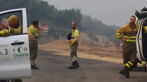 Cuadrillas desplazadas a San Cristóbal de Valdueza (León), para el incendio que afecta a varias pedanías de Ponferrada. Foto: César Hornija.