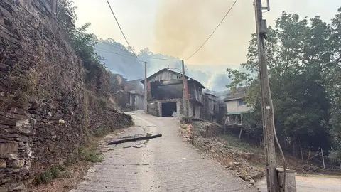 Casas quemadas en el pueblo de Lusio (León), por el incendio