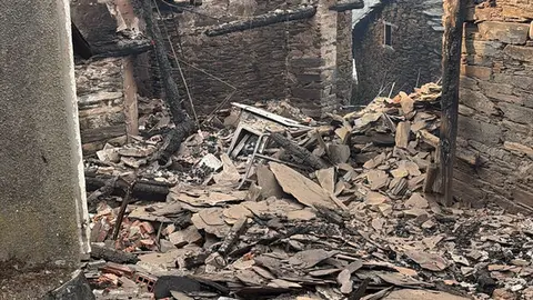 Casas quemadas en el pueblo de Lusio (León), por el incendio