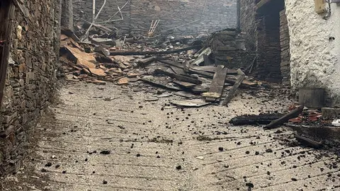 Casas quemadas en el pueblo de Lusio (León), por el incendio
