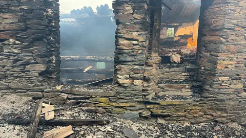 Casas quemadas en el pueblo de Lusio (León), por el incendio