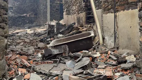 Casas quemadas en el pueblo de Lusio (León), por el incendio
