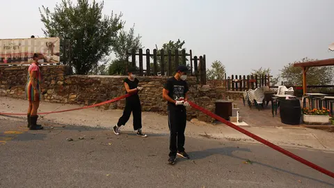 Vecinos del Acebo de San Miguel (León), realizan desbroces alrededor del pueblo ante la posible llegada del fuego. Foto: César Hornija.