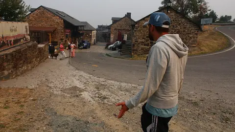 Vecinos del Acebo de San Miguel (León), realizan desbroces alrededor del pueblo ante la posible llegada del fuego. Foto: César Hornija.
