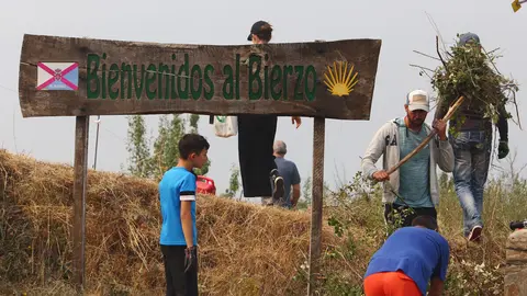 Vecinos del Acebo de San Miguel (León), realizan desbroces alrededor del pueblo ante la posible llegada del fuego. Foto: César Hornija.