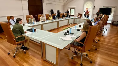 El presidente de la Junta de Castilla y León, Alfonso Fernández Mañueco, mantiene una reunión de trabajo con miembros de su Ejecutivo para hacer seguimiento de la situación de los incendios en la Comunidad. Foto: Leticia Pérez.