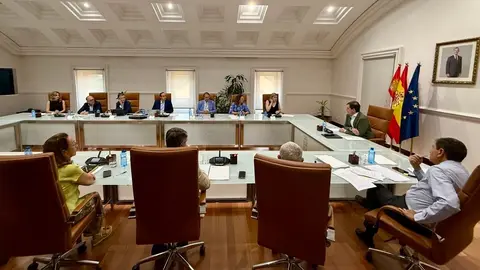 El presidente de la Junta de Castilla y León, Alfonso Fernández Mañueco, mantiene una reunión de trabajo con miembros de su Ejecutivo para hacer seguimiento de la situación de los incendios en la Comunidad. Foto: Leticia Pérez.