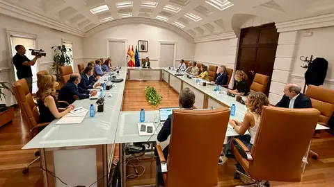 El presidente de la Junta de Castilla y León, Alfonso Fernández Mañueco, mantiene una reunión de trabajo con miembros de su Ejecutivo para hacer seguimiento de la situación de los incendios en la Comunidad. Foto: Leticia Pérez.