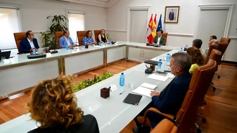 El presidente de la Junta de Castilla y León, Alfonso Fernández Mañueco, mantiene una reunión de trabajo con miembros de su Ejecutivo para hacer seguimiento de la situación de los incendios en la Comunidad. Foto: Leticia Pérez.
