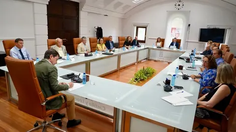 El presidente de la Junta de Castilla y León, Alfonso Fernández Mañueco, mantiene una reunión de trabajo con miembros de su Ejecutivo para hacer seguimiento de la situación de los incendios en la Comunidad. Foto: Leticia Pérez.