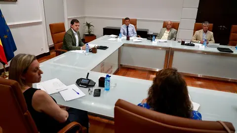 El presidente de la Junta de Castilla y León, Alfonso Fernández Mañueco, mantiene una reunión de trabajo con miembros de su Ejecutivo para hacer seguimiento de la situación de los incendios en la Comunidad. Foto: Leticia Pérez.