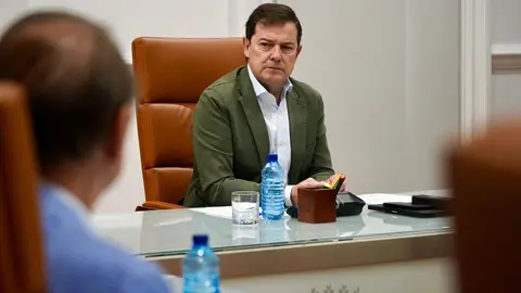 El presidente de la Junta de Castilla y León, Alfonso Fernández Mañueco, mantiene una reunión de trabajo con miembros de su Ejecutivo para hacer seguimiento de la situación de los incendios en la Comunidad. Foto: Leticia Pérez.