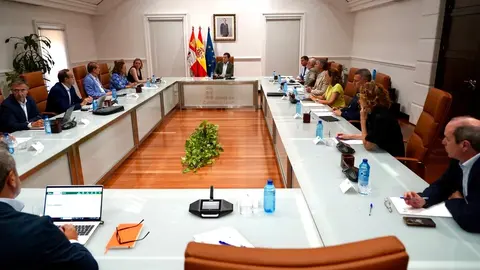 El presidente de la Junta de Castilla y León, Alfonso Fernández Mañueco, mantiene una reunión de trabajo con miembros de su Ejecutivo para hacer seguimiento de la situación de los incendios en la Comunidad. Foto: Leticia Pérez.
