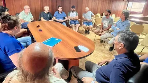 El secretario general del PSOE en León, Javier Alfonso Cendón, visitó este martes varias localidades afectadas por los incendios en la comarca de La Valdería. Acompañado por el socialista Carlos Martínez, se reunió con el alcalde de Castrocalbón y con las alcaldesas de Santa Elena de Jamuz y San Esteban de Nogales, tres municipios “duramente golpeados por los incendios”.