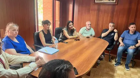 El secretario general del PSOE en León, Javier Alfonso Cendón, visitó este martes varias localidades afectadas por los incendios en la comarca de La Valdería. Acompañado por el socialista Carlos Martínez, se reunió con el alcalde de Castrocalbón y con las alcaldesas de Santa Elena de Jamuz y San Esteban de Nogales, tres municipios “duramente golpeados por los incendios”.