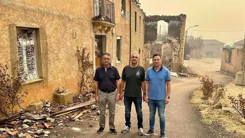 El secretario general del PSOE en León, Javier Alfonso Cendón, visitó este martes varias localidades afectadas por los incendios en la comarca de La Valdería. Acompañado por el socialista Carlos Martínez, se reunió con el alcalde de Castrocalbón y con las alcaldesas de Santa Elena de Jamuz y San Esteban de Nogales, tres municipios “duramente golpeados por los incendios”.
