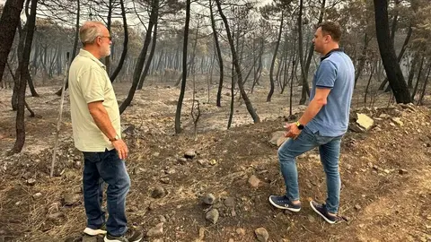 El secretario general del PSOE en León, Javier Alfonso Cendón, visitó este martes varias localidades afectadas por los incendios en la comarca de La Valdería. Acompañado por el socialista Carlos Martínez, se reunió con el alcalde de Castrocalbón y con las alcaldesas de Santa Elena de Jamuz y San Esteban de Nogales, tres municipios “duramente golpeados por los incendios”.