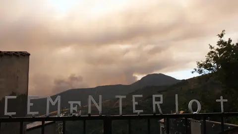 Incendio proveniente de Orense se acerca al municipio de Corullón (León). Foto: César Hornija.