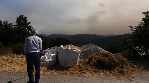 Incendio proveniente de Orense se acerca al municipio de Corullón (León). Foto: César Hornija.