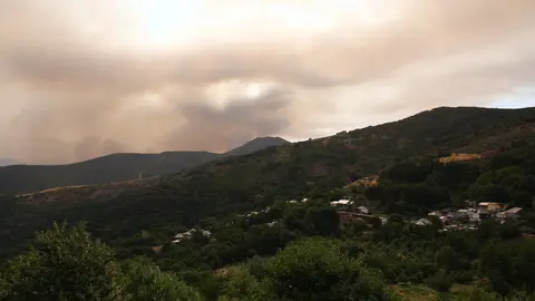 Incendio proveniente de Orense se acerca al municipio de Corullón (León). Foto: César Hornija.