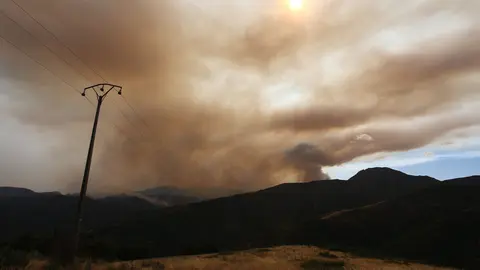 Incendio proveniente de Orense se acerca al municipio de Corullón (León). Foto: César Hornija.