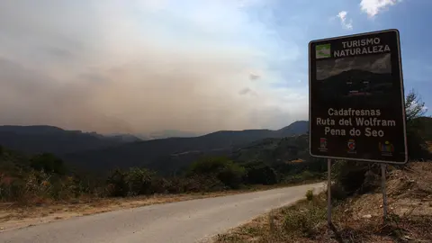 Incendio proveniente de Orense se acerca al municipio de Corullón (León). Foto: César Hornija.