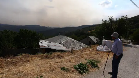 Incendio proveniente de Orense se acerca al municipio de Corullón (León). Foto: César Hornija.