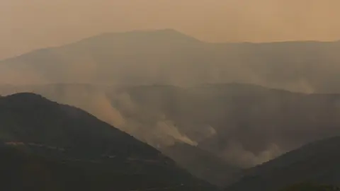Incendio proveniente de Orense se acerca al municipio de Corullón (León). Foto: César Hornija.