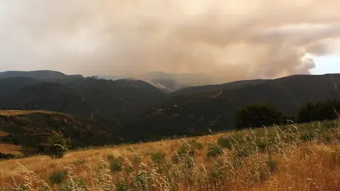 Incendio proveniente de Orense se acerca al municipio de Corullón (León). Foto: César Hornija.