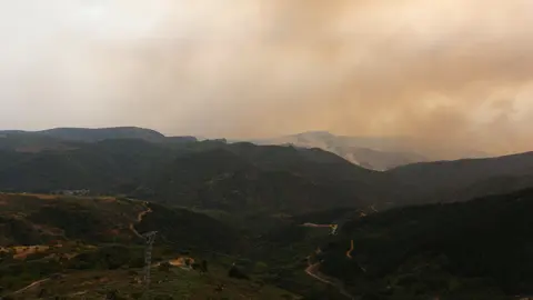 Incendio proveniente de Orense se acerca al municipio de Corullón (León). Foto: César Hornija.