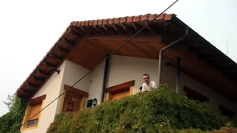 Jesús del Río regenta la Casa Rural Aguas Frías, en La Omañuela. Foto: Peio García.