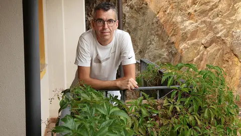 Jesús del Río regenta la Casa Rural Aguas Frías, en La Omañuela. Foto: Peio García.