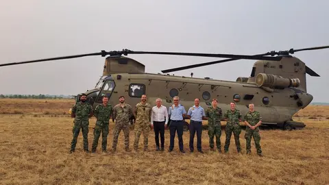 Dos helicópteros Chinook llegan a la base aérea Virgen del Camino (León) para participar en el dispositivo de extinción de incendios.