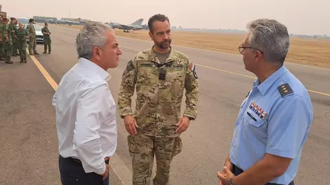 Dos helicópteros Chinook llegan a la base aérea Virgen del Camino (León) para participar en el dispositivo de extinción de incendios.