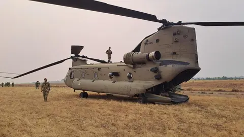 Dos helicópteros Chinook llegan a la base aérea Virgen del Camino (León) para participar en el dispositivo de extinción de incendios.