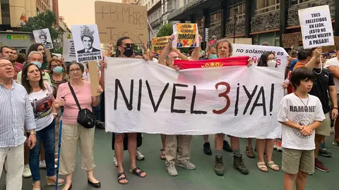 Más de un millar de personas exigen en el centro de León el 'Nivel 3' y las dimisiones de Mañueco y Suárez-Quiñones